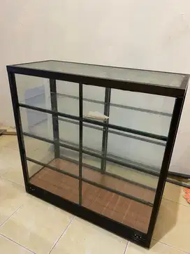 Etalase 4 lantai kaca kokoh