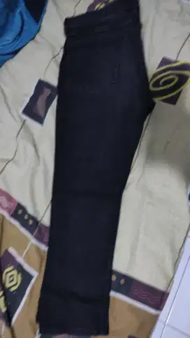 Jeans H&M hitam masih bagus slim fit bisa untuk size 33-36
