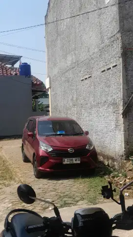 Sewa rental Mobil Sigra maroon 2021