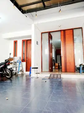 RUMAH 3 LANTAI, SARIJADI, BS UTK KANTOR, AKSES 2 MOBIL, JALAN UTAMA
