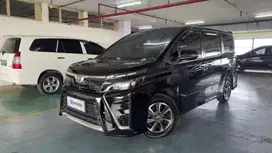 DP Rendah  15JT Toyota Voxy 2.0 Bensin-AT 2019 Hitam