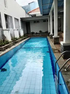 Disewakan Rumah Luas di Patra Kuningan ada kolam renang