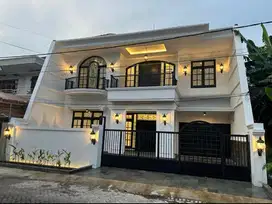 Dijual rumah baru Colonial modern style 2 lantai Manyar Kertoadi