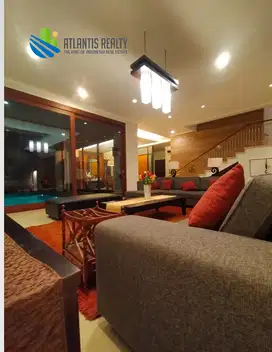 RUMAH MEWAH FULLY FURNISHED  DENGAN KOLAM RENANG DI GREEN GARDEN