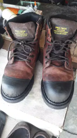 Sepatu safety boot
