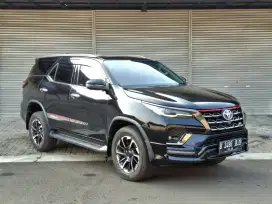 (km 35rb)Fortuner TRD 2.4 AT. Tahun 2021. Hitam. Low km. Perfect cond