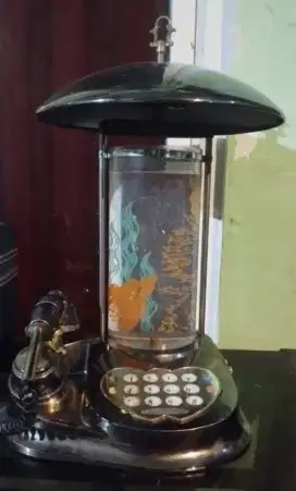 Telephone kuno dengan aquarium antik