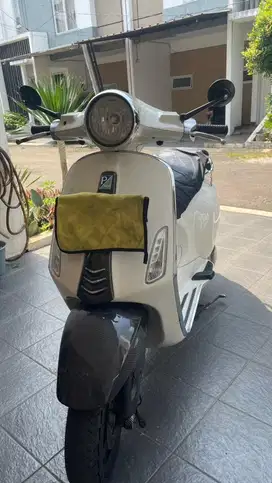 Vespa primavera Putih 2015