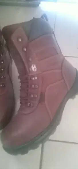 Sepatu safety yang minat