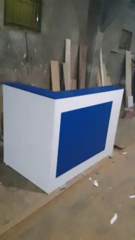 Meja kasir bentuk leter L biru putih