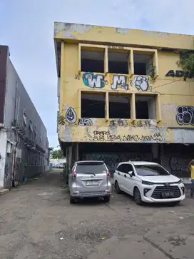 DISEWAKAN TANAH DENGAN BANGUNAN LOKASI DI PINGGIR JALAN JAKARTA TIMUR