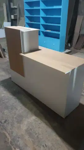 Meja kasir plus papan logo