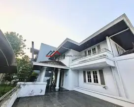 Rumah Mewah Dalam Komplek Besar