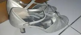 Sepatu hils Bu at undangan