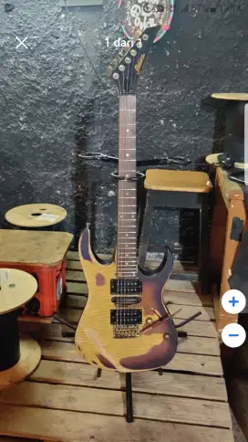 Gitar listrik lawas Maison
