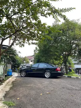 Mercedes-Benz E260 2004 Bensin