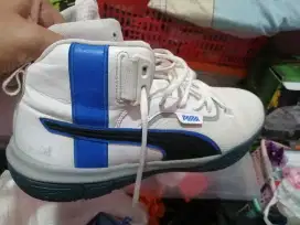 Sepatu basket puma