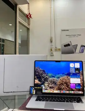Macbook Air M3 /512gb ex ibox cc 44 ada gak mulus e sedikit