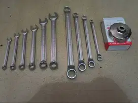 Kunci ring dan pas satu set dengan kunci filter oli mesin