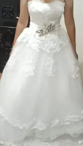 Menyewakan dan menjual gaun mewah untuk  presweet  preweding,,pesta .