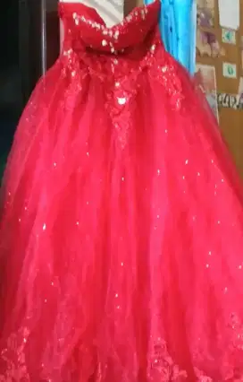 Menyewakan dan menjual gaun mewah untuk  presweet  preweding,,pesta .