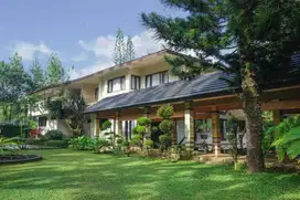 Dijual Villa 3 lantai plus Lapangan Golf Mini Cisarua Bogor,Jawa Barat