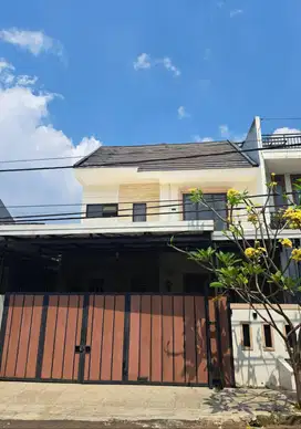 Dijual Rumah 2 lt Rapi Siap huni Furnished di Nusaloka BSD