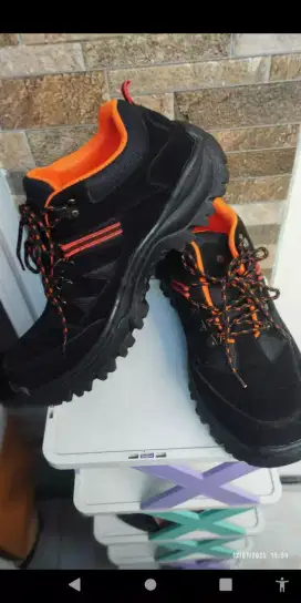 Dijual Sepatu Safety Merk Lavio size 45/46 warna hitam