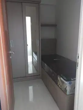 Kamar set apartemen lemari dua pintu sleding dan dipan dua laci bawah