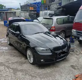 BMW 320i 2010 Bensin