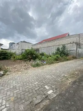 Tanah pekarangan tiyasan gandok condong catur. Dkt bale hinggil jakal