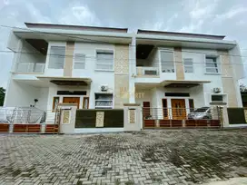 RUMAH 2 LANTAI BANGUNAN BESAR DI NGAGLIK, DEKAT UII SHM