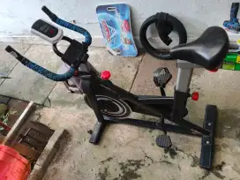 Sepedah statis untuk olahraga di rumah ..