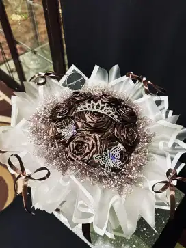 Hand bucket satin flowers