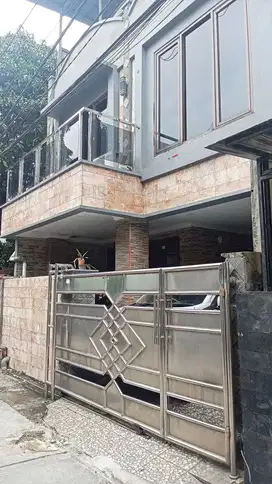 Rumah 2,5 Lantai di Kelapa Gading
