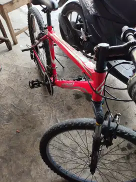 Sepeda Genio merah