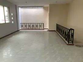 Ruko tiga lantai sudah full renovasi Sentra onderdil harapan indah thb