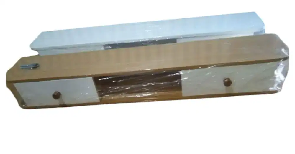 Meja rak tv tempel di dinding