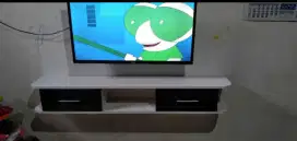 Meja rak tv tempel di dinding