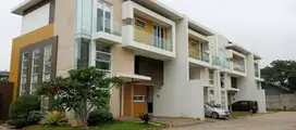 RUMAH MEWAH KOLAM RENANG PRIBADI LOKASI STRATEGIS TB SIMATUPANG