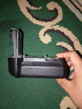 Battery Grip Canon BG-E2 
For Canon DSLR EOS 30D, 40D, 50D