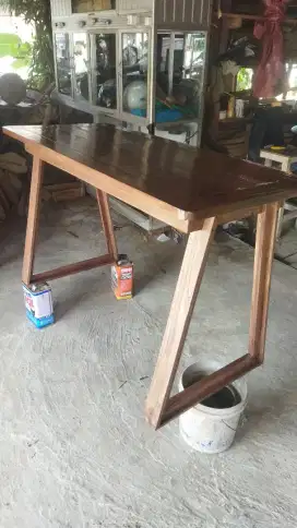 Meja makan berbahan kayu