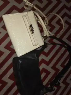 Tas kulit warna hitam dan putih