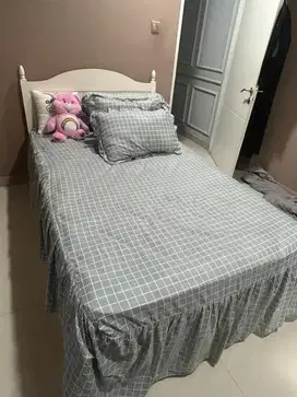 Tempat tidur bekas murah