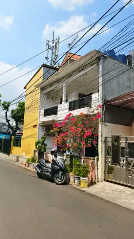 Rumah menteng atas 2 lantai full Furnish cocok untuk kos kosan