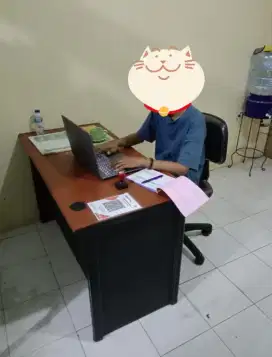 Meja kantor dan kursi kantor