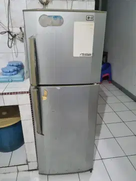 Kulkas merk LG 2 pintu dijamin dingin nego saja