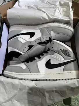 NIKE AIR JORDAN 1 MID LT SMOKE GREY/BLACK-WHITE GRIS FUME CLAIR/BLANC