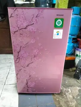 Kulkas satu pintu merek Sharp dingin freezer beku bisa buat es batu