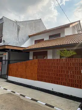 DIJUAL RUMAH BARU RENOVASI BONUS KITCHEN SET, MEJA MAKAN ARCAMANIK